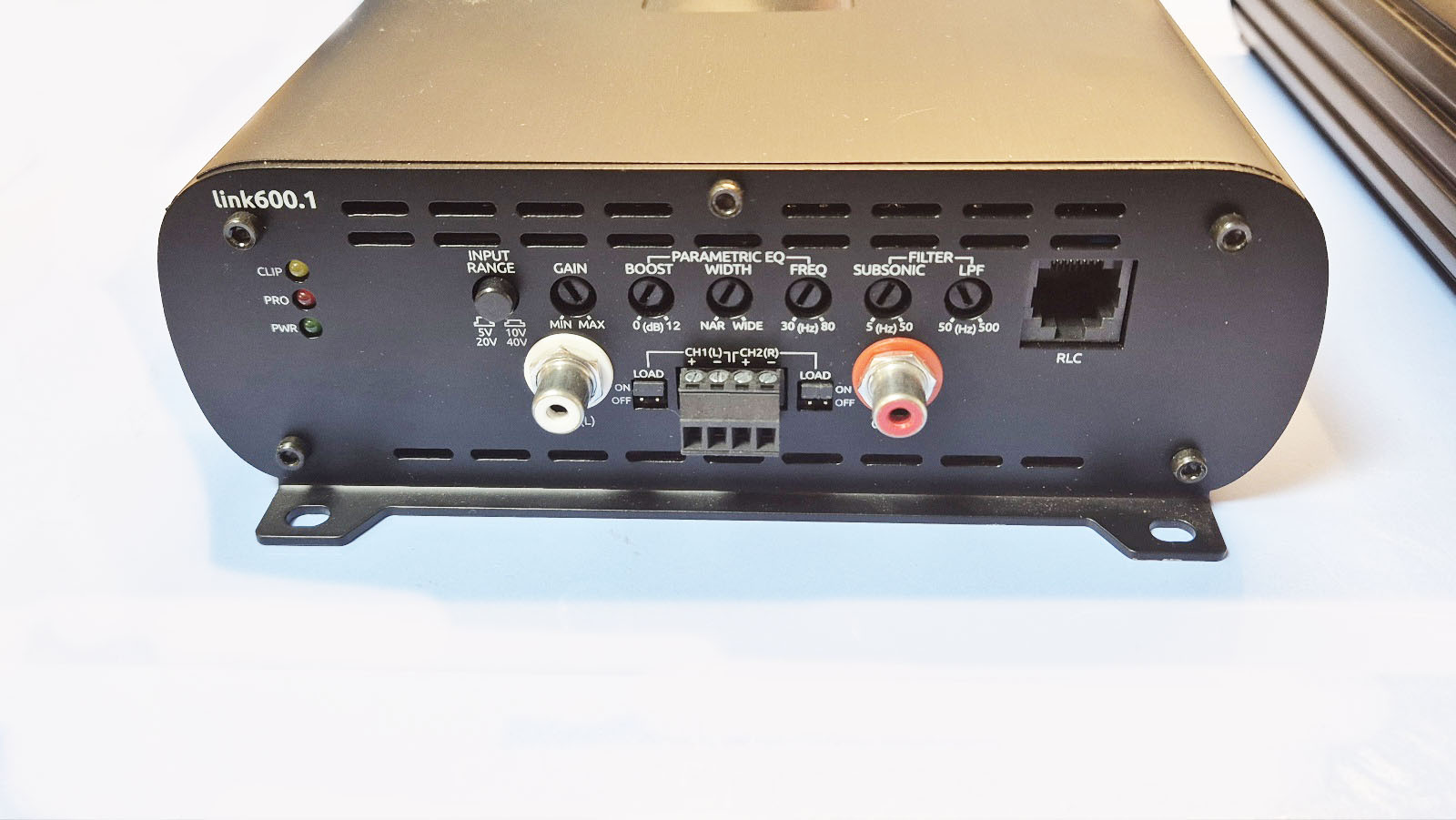 컴팩트 사이즈 미니앰프 link 600.4D(사진 우측)