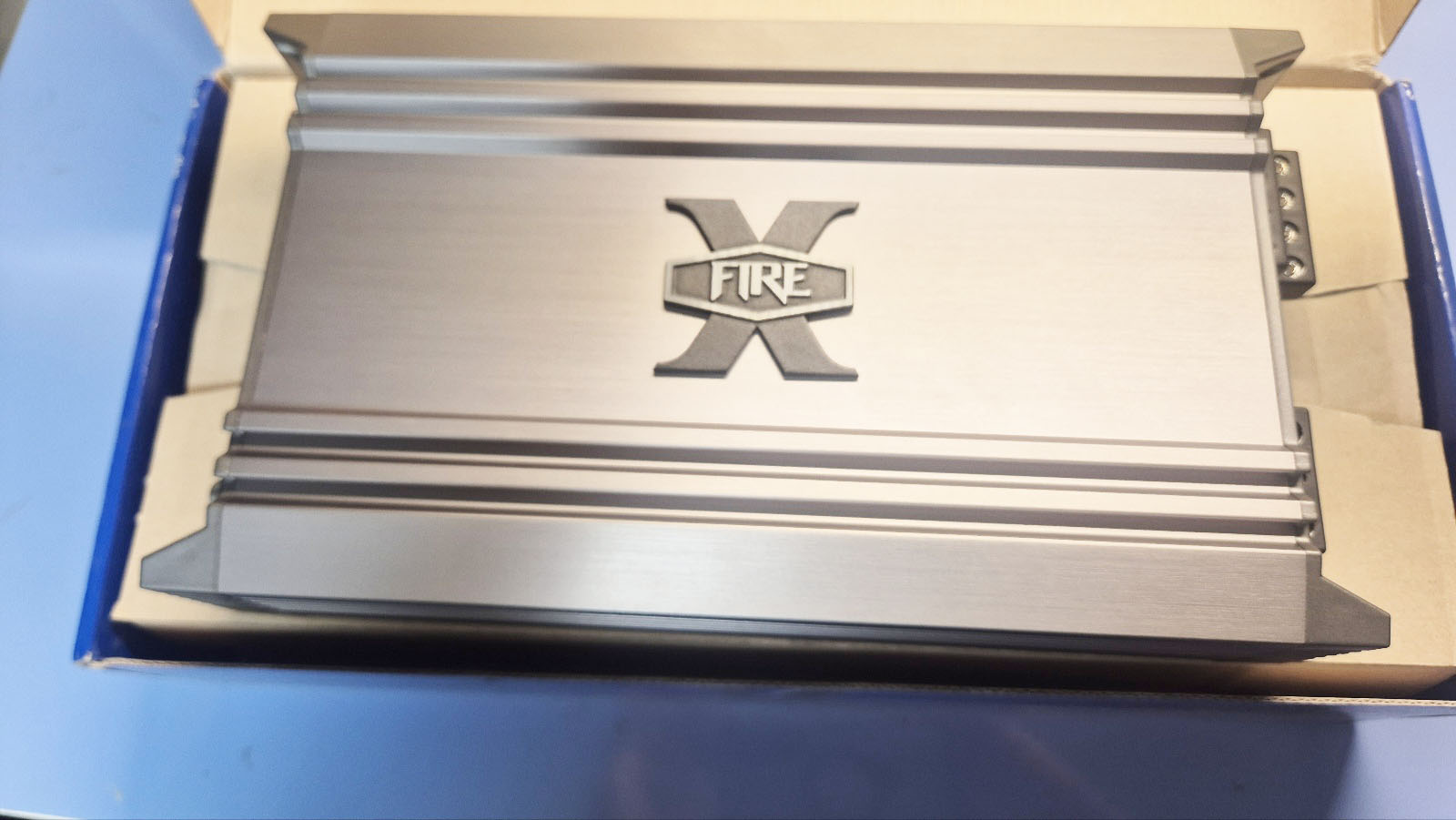 컴팩트사이즈 XFR 2000.4 150와트4채널 앰프