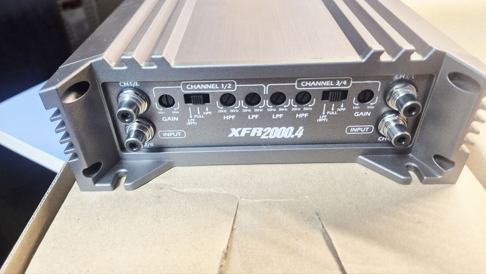 컴팩트사이즈 XFR 2000.4 150와트4채널 앰프